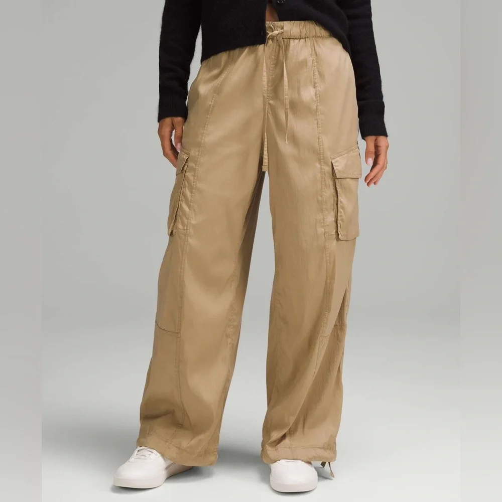 Lululemon Lightweight Adjustable Mid-Rise Cargo Pant in Filbert Tan Size Large - Picture 1 of 16